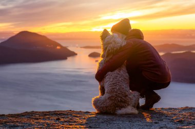 Maceracı Kız bir köpekle dağın tepesinde yürüyüş yapıyor.