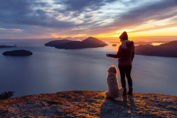 Maceracı Kız bir köpekle dağın tepesinde yürüyüş yapıyor.