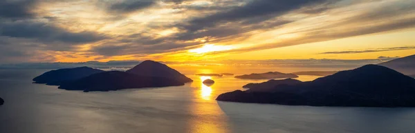 Bellissimo paesaggio montano canadese durante il tramonto — Foto Stock