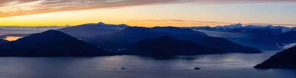 Gün batımında güzel Kanada Dağ Manzarası — Stok fotoğraf