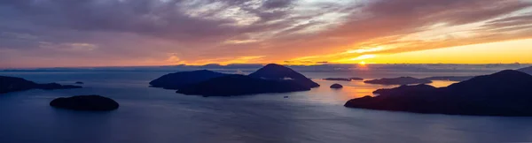 Bellissimo paesaggio montano canadese durante il tramonto — Foto Stock