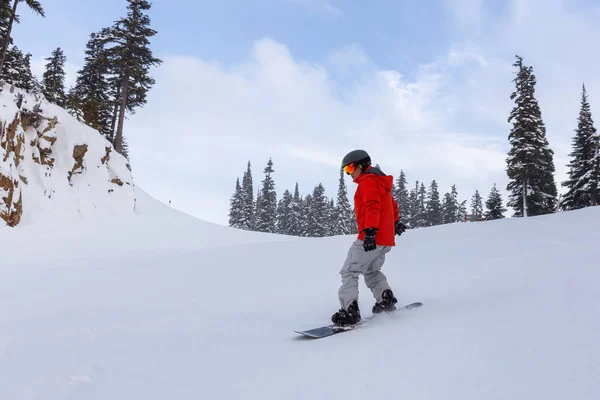 Homme Snowboarder descend une piste de ski — Photo