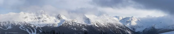 ウィスラーのカナダの雪に覆われた風景の美しい景色 — ストック写真