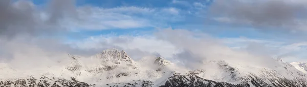Krásný výhled na kanadskou zasněženou krajinu ve Whistleru — Stock fotografie