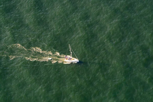 Luchtfoto van een zeilboot in Howe Sound — Stockfoto