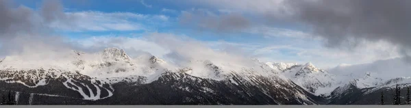 Вид на заснеженный канадский ландшафт в Уистлере — стоковое фото