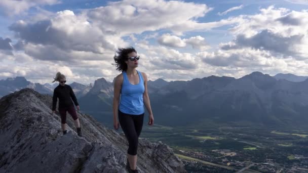 カナダのロッキー山脈で冒険的な女の子のハイキングの時間の経過 — ストック動画