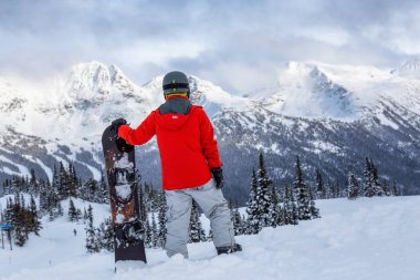 Whistler Dağı 'nda Erkek Snowboardcu