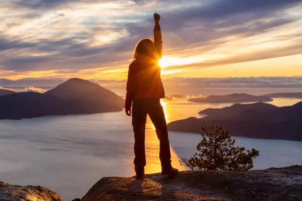 Aventurero caucásico chica de pie en la cima de una montaña —  Fotos de Stock