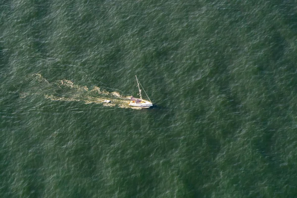 Luchtfoto van een zeilboot in Howe Sound — Stockfoto