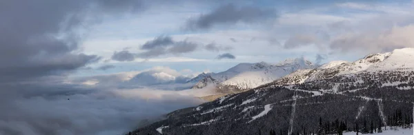 Krásný výhled na kanadskou zasněženou krajinu ve Whistleru — Stock fotografie