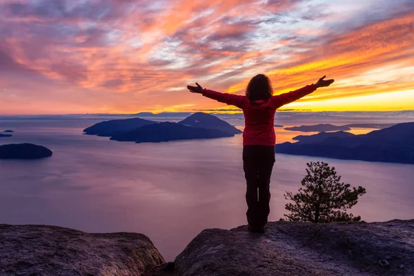 Adventuroso caucasiano menina de pé no topo de uma montanha — Fotografia de Stock