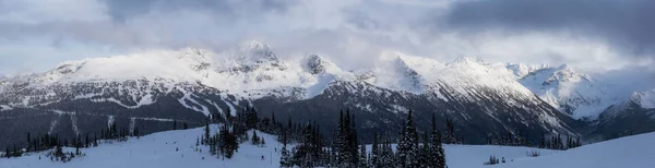 Belle vue sur le paysage couvert de neige canadien à Whistler — Photo