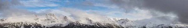Schöne Aussicht auf die verschneite Landschaft Kanadas im Pfeifen — Stockfoto