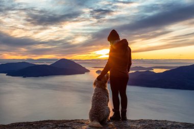 Maceracı Kız bir köpekle dağın tepesinde yürüyüş yapıyor.