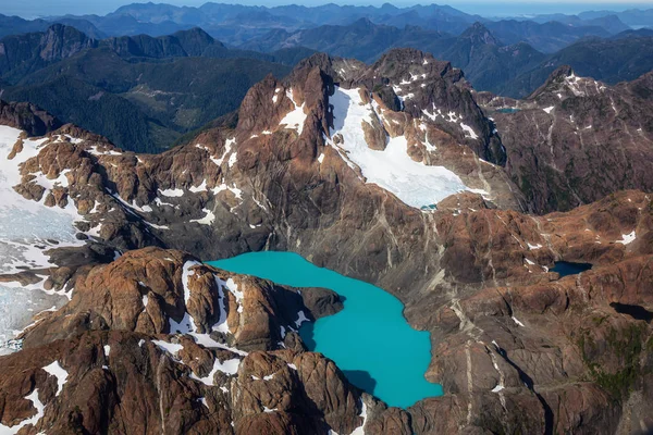 Vista aérea de la Montaña Robusta con colorido lago glaciar — Foto de Stock