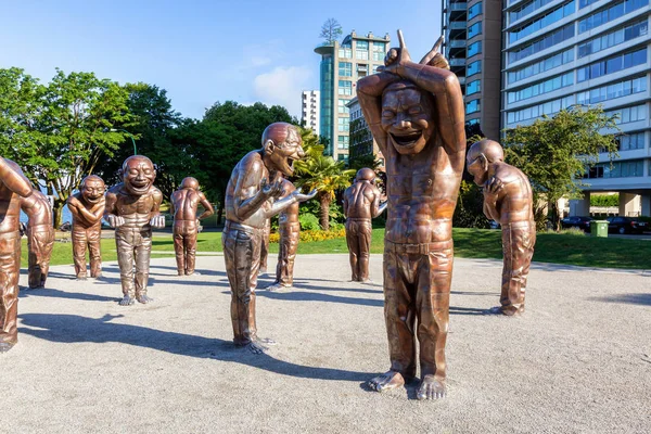 Şehirde labirent gibi Kahkaha Heykelleri