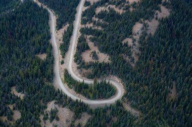 Kanada Dağları 'nın çevresindeki vadide bulunan Manzaralı Yol' un Hava Görüntüsü