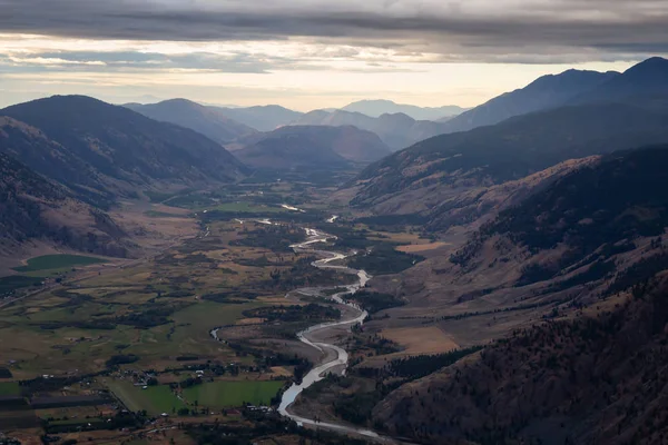 Vista aérea de um vale cercado por paisagem montanhosa canadense — Fotografia de Stock