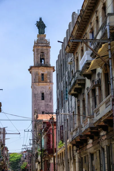 Bela vista de rua da Cidade Velha de Havana, capital de Cuba — Fotografia de Stock