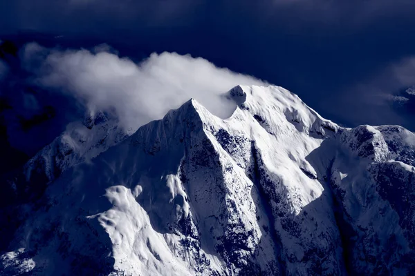 カナダの雪に覆われた山の風景空中ビュー — ストック写真