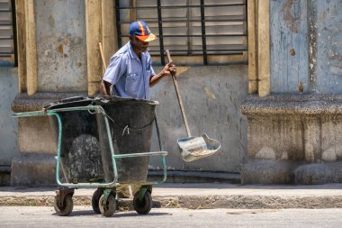 Old Havana şehrinin sokaklarında işçi olarak çalışan bir adam.