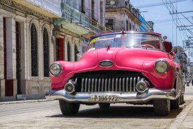 Eski Havana şehrinin sokaklarında klasik Old Car