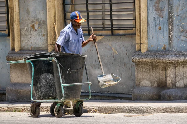在哈瓦那旧城街头从事劳动的人 — 图库照片