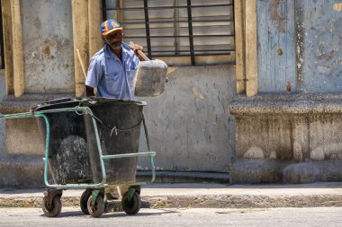 Old Havana şehrinin sokaklarında işçi olarak çalışan bir adam.