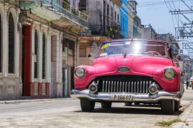 Eski Havana şehrinin sokaklarında klasik Old Car