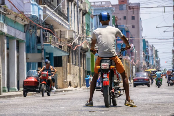 Кубинские мужчины на мотоцикле едут по улицам Старой Гаваны — стоковое фото