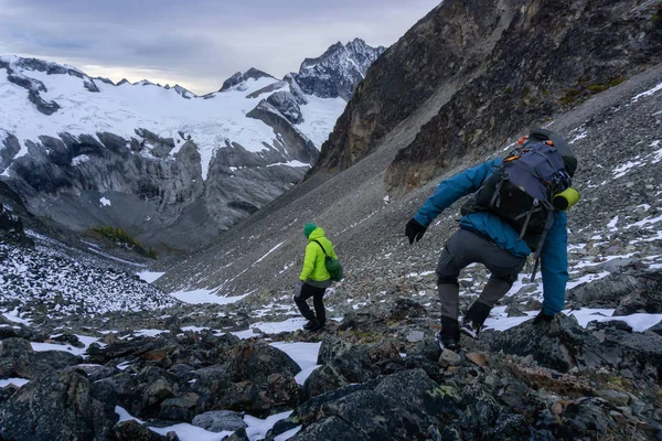 Adventurous friends are hiking in the Beautiful Canadian Mountain Landscape — 스톡 사진
