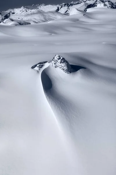 Vista aérea coberta de neve canadense da paisagem da montanha — Fotografia de Stock