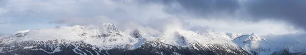 Schöne Aussicht auf die verschneite Landschaft Kanadas im Pfeifen — Stockfoto