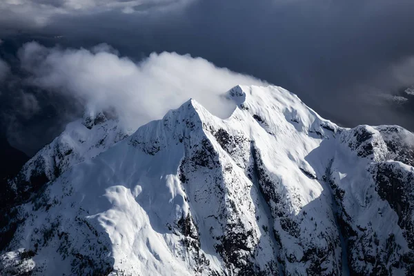 Kanadské zasněžené horské krajiny letecký pohled — Stock fotografie