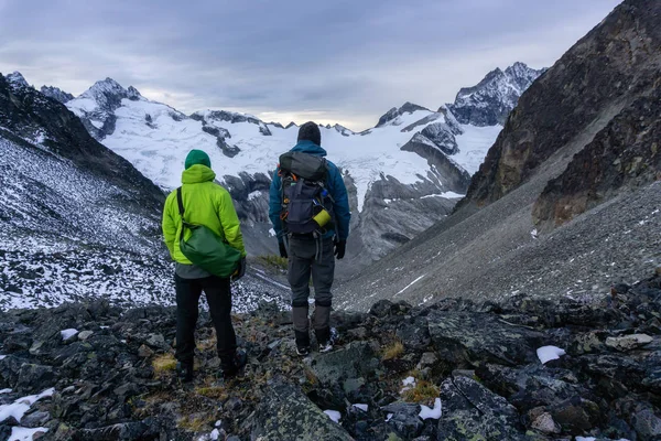 Adventurous friends are hiking in the Beautiful Canadian Mountain Landscape — 스톡 사진