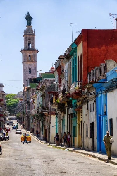 Όμορφη θέα στο δρόμο της παλιάς πόλης της Αβάνας, πρωτεύουσα της Κούβας — Φωτογραφία Αρχείου