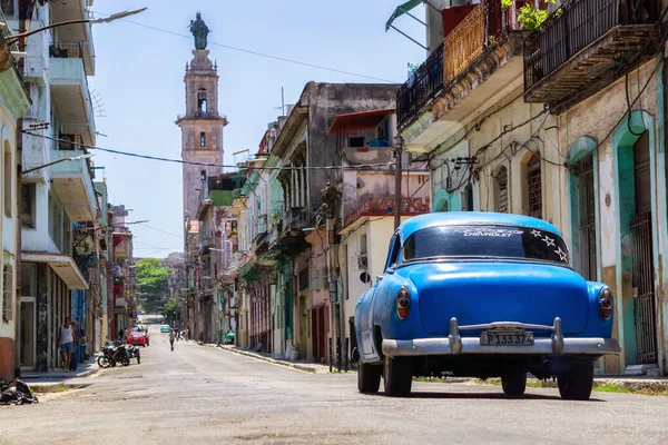 Bela vista de rua da Cidade Velha de Havana, capital de Cuba — Fotografia de Stock