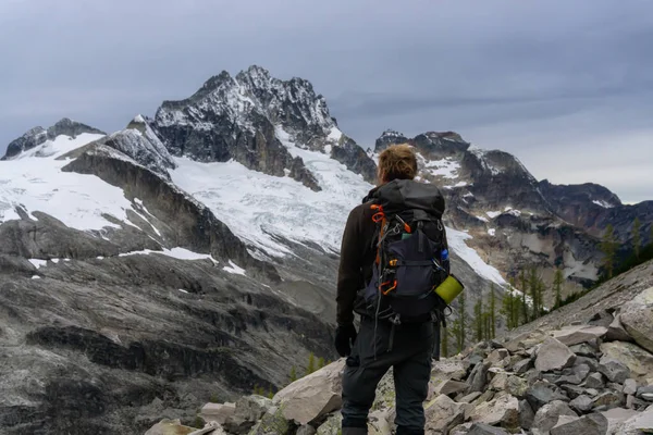 Adventurous man is hiking in the Beautiful Canadian Mountain Landscape — 스톡 사진