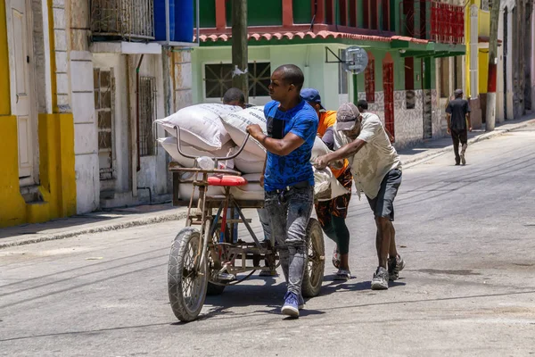 Old Havana şehrinin sokaklarında işçi olarak çalışan bir adam. — Stok fotoğraf