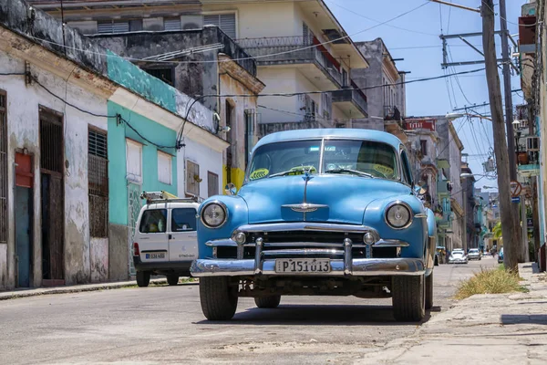 Carro velho clássico nas ruas da Cidade Velha de Havana — Fotografia de Stock