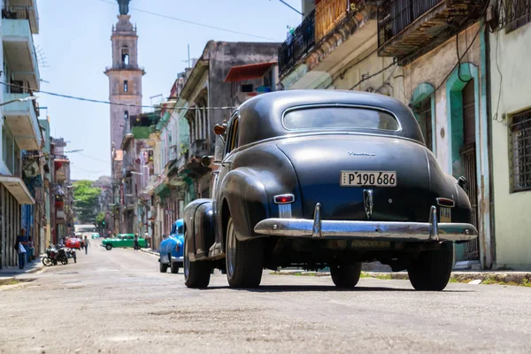 Hermosa vista de la calle de la Ciudad Vieja de La Habana, capital de Cuba —  Fotos de Stock