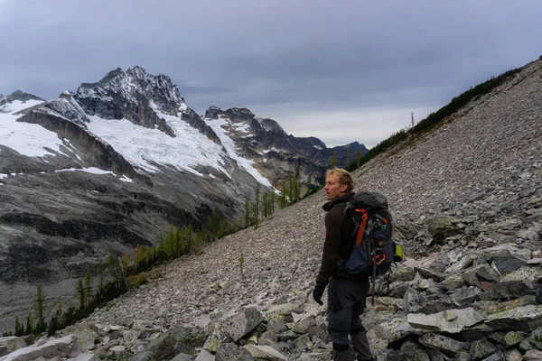 Adventurous man is hiking in the Beautiful Canadian Mountain Landscape — 스톡 사진