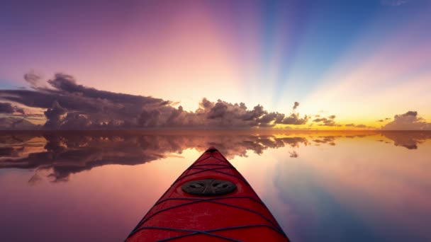 Animación del cielo reflejada sobre agua clara con Kayak — Vídeos de Stock