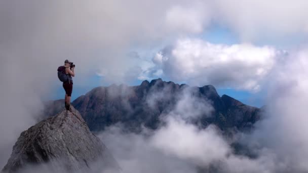 Äventyr Kvinnlig Fotograf och Vandrare på ett berg — Stockvideo