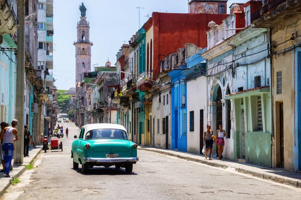 Όμορφη θέα στο δρόμο της παλιάς πόλης της Αβάνας, πρωτεύουσα της Κούβας — Φωτογραφία Αρχείου