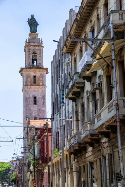 Bela vista de rua da Cidade Velha de Havana, capital de Cuba — Fotografia de Stock