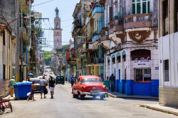 Hermosa vista de la calle de la Ciudad Vieja de La Habana, capital de Cuba — Foto de Stock