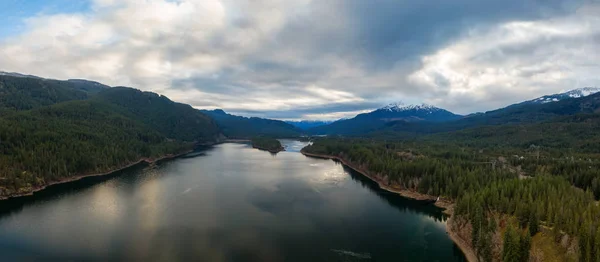 加拿大高山景观中的黛西湖景与海空高速公路空中全景 — 图库照片