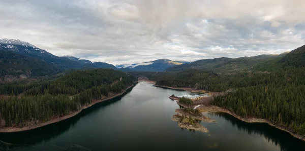 Vista panorámica aérea del lago Daisy y la carretera del mar al cielo en el paisaje de montaña canadiense — Foto de Stock